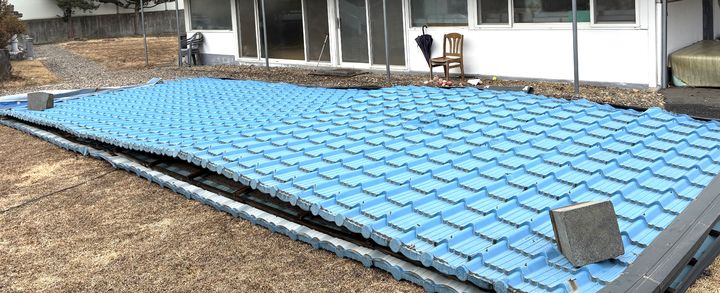 10일 오전 9시 충주시 금릉동 주택 지붕이 강풍에 통째 떨어졌다.(사진=충주소방서 제공) *재판매 및 DB 금지