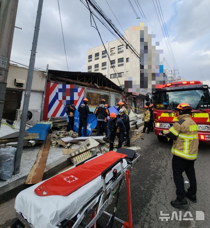 [의정부=뉴시스] 간판 깔림 사고 현장. (사진=경기도북부소방재난본부 제공) 2025.01.10 photo@newsis.com