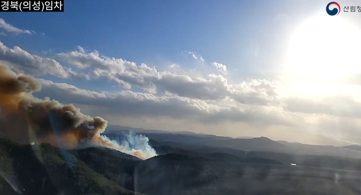 [의성=뉴시스] 10일 오후 5시 현재 의성 비봉리 산불. (사진=경북소방본부 제공) 2026.01.10. photo@newsis.com *재판매 및 DB 금지
