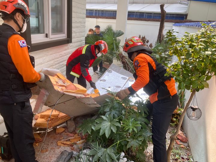 강풍특보 부산, 간판·건물 외벽 이탈 등 피해 잇달아