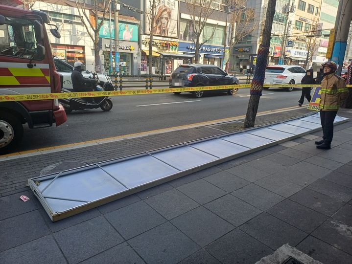 [부산=뉴시스] 강풍주의보가 내려진 10일 오전 10시21분께 부산 중구의 한 보행로에 건물 간판이 떨어졌다는 내용의 피해 신고가 119에 접수됐다. (사진=부산소방재난본부 제공) 2026.01.10. photo@newsis.com *재판매 및 DB 금지