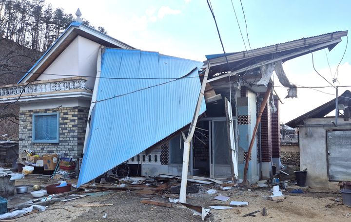 10일 오후 3시께 영동군 양강면 주택 지붕이 강풍에 무너졌다.(사진=충북소방본부 제공) *재판매 및 DB 금지