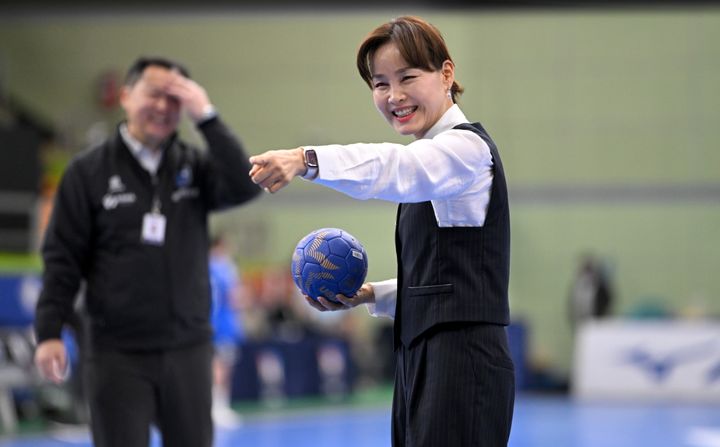 [서울=뉴시스] 임오경 민주당 국회의원이 10일 경기 광명시 광명시민체육관에서 열린 신한 SOL 뱅크 2025~2026시즌 핸드볼 H리그 여자부 개막 경기에 앞서 시구를 하고 있다. (사진=한국핸드볼연맹 제공) *재판매 및 DB 금지