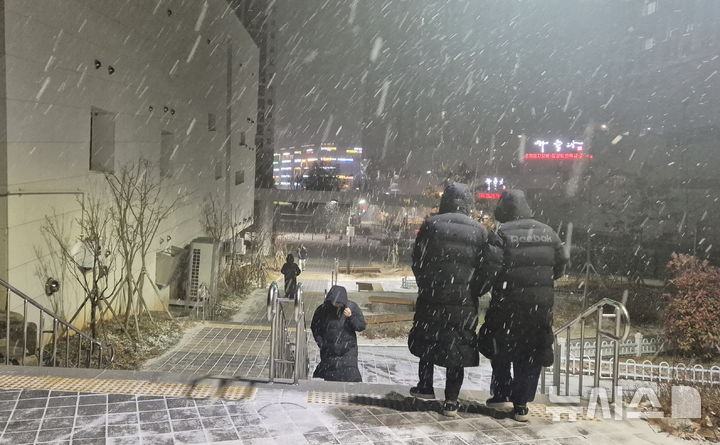 [전주=뉴시스] 김얼 기자 = 전북지역 곳곳에 대설주의보와 강풍경보가 발효된 10일 전북 전주시 세병공원에서 시민들이 바람과 함께 몰아치는 눈을 맞으며 길을 지나고 있다. 2026.01.10. pmkeul@newsis.com