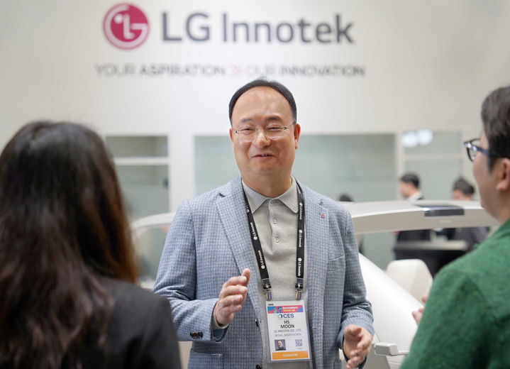 [라스베이거스=뉴시스]LG이노텍 문혁수 사장이 7일(현지시간) 미국 라스베이거스에서 열린 'CES 2026' 전시장에서 취재진을 만나 답변하고 있다. (사진=LG이노텍 제공) 2026.01.11. photo@newsis.com *재판매 및 DB 금지