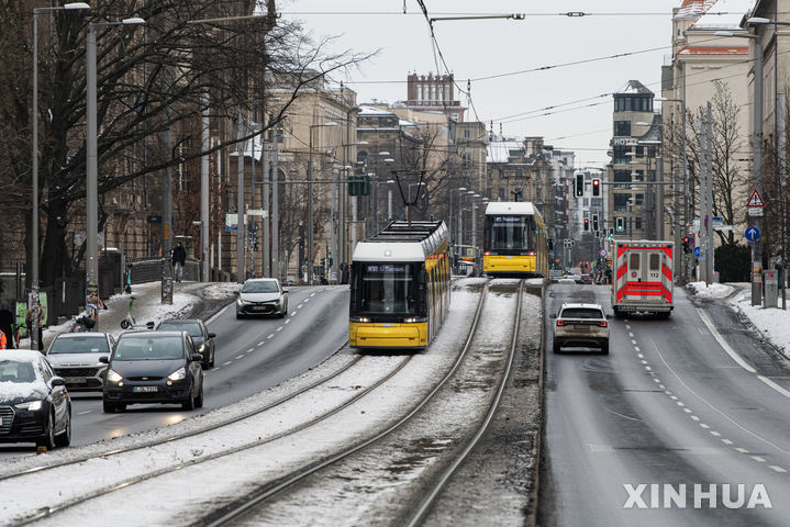 [베를린 = 신화/뉴시스] 독일 베를린 시내 티에르가르텐 지역의 아파트에서 25일 (현지시간) 총격 사건이 벌어져 5명이 다쳤다고 dpa통신 등 독일 매체들이 보도했다. 사진은 지난 9일 3명의 사망자를 낸 겨울 폭풍 엘리의 영향으로 눈과 얼음에 뒤덮인 베를린 시내의 풍경. 2026. 01. 26. 
