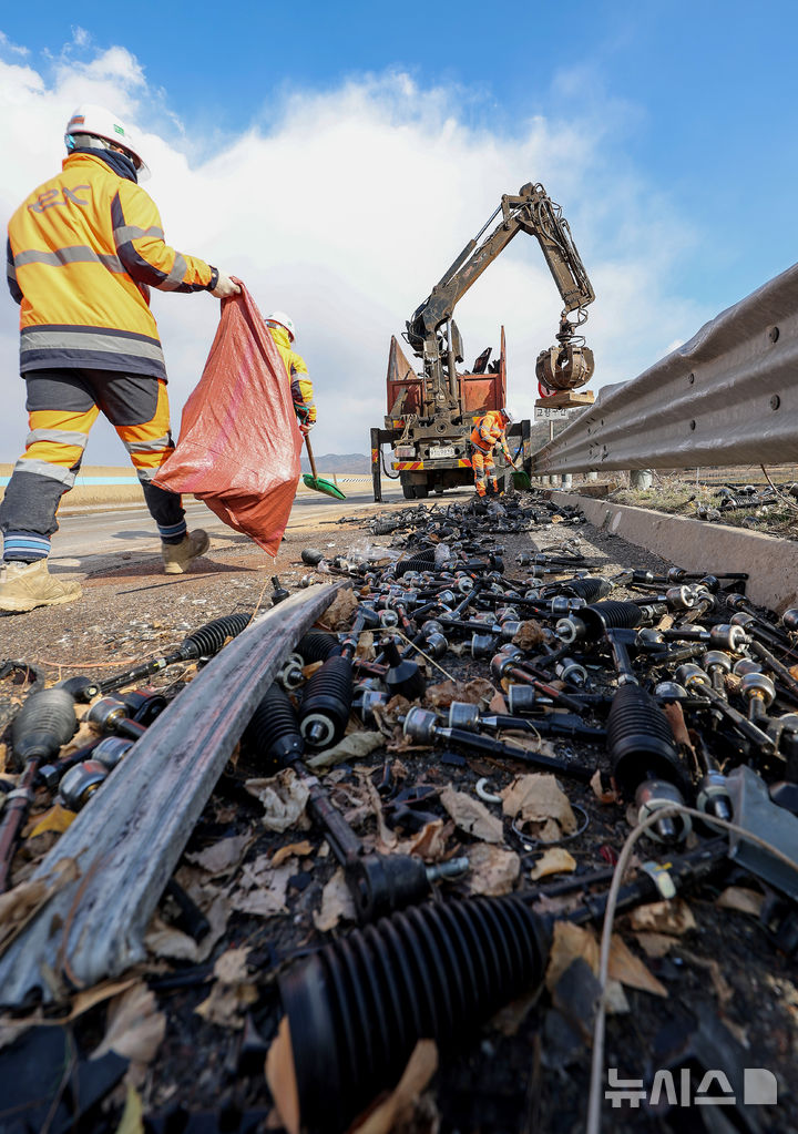 [상주=뉴시스] 이무열 기자 = 10일 새벽 6시 10분께 경북 상주시 서산영덕고속도로 남상주 나들목 인근에서 차량 추돌 등 동시다발적 사고가 나 5명이 숨졌다. 한국도로공사 관계자들이 사고가 난 영덕방면 도로 사고현장을 수습하고 있다. 2026.01.10. lmy@newsis.com