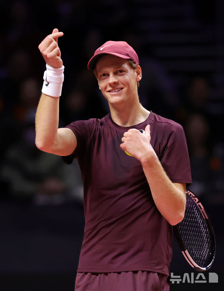 [인천=뉴시스] 홍효식 기자 = 얀니크 신네르가 9일 오후 인천 중구 인스파이어 아레나에서 열린 '현대카드 슈퍼매치 14'에서 팬들에게 손 하트 하고 있다. 2026.01.09. yesphoto@newsis.com