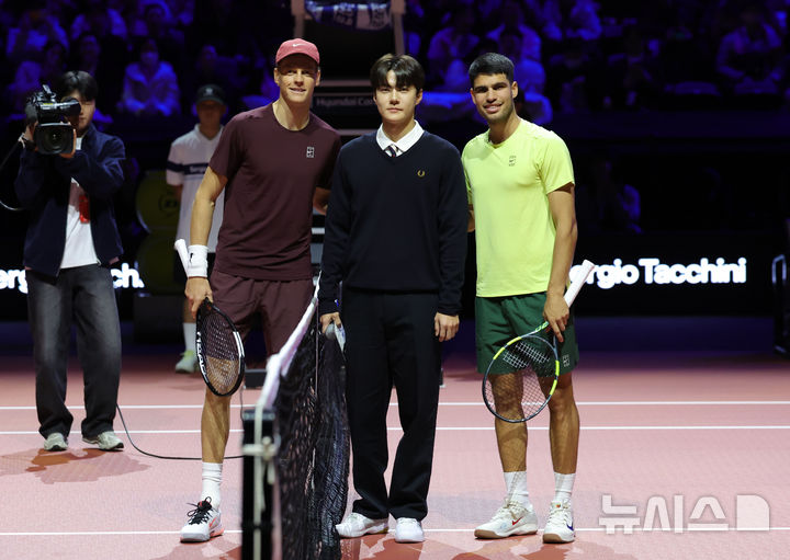 [인천=뉴시스] 홍효식 기자 = 얀니크 신네르(왼쪽)와 카를로스 알카라스(오른쪽)가 9일 오후 인천 중구 인스파이어 아레나에서 열린 '현대카드 슈퍼매치 14' 경기에 앞서 기념촬영하고 있다. 가운데는 코인 토스한 엑소 세훈. 2026.01.09. yesphoto@newsis.com