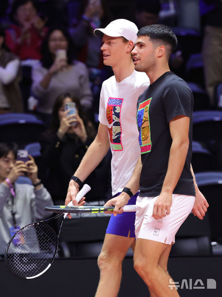 [인천=뉴시스] 홍효식 기자 = 얀니크 신네르(왼쪽)와 카를로스 알카라스가 9일 오후 인천 중구 인스파이어 아레나에서 열린 '현대카드 슈퍼매치 14' 경기에 앞서 워밍업하기 위해 입장하고 있다. 2026.01.09. yesphoto@newsis.com