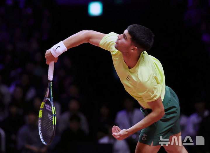 [인천=뉴시스] 홍효식 기자 = 카를로스 알카라스가 9일 오후 인천 중구 인스파이어 아레나에서 열린 '현대카드 슈퍼매치 14'에서 얀니크 신네르와 경기하고 있다. 2026.01.09. yesphoto@newsis.com