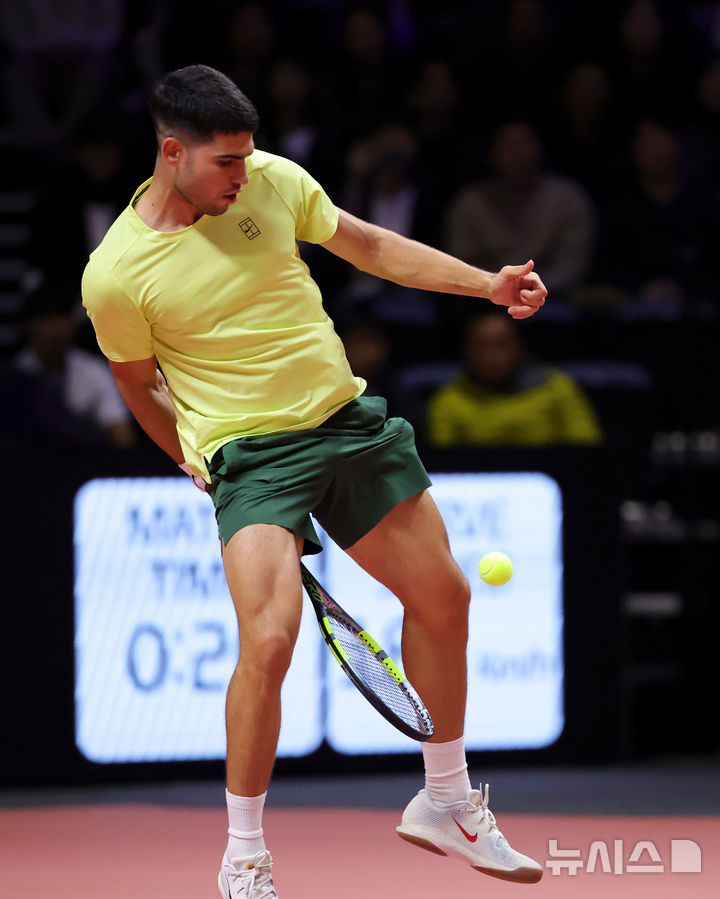 [인천=뉴시스] 홍효식 기자 = 카를로스 알카라스가 9일 오후 인천 중구 인스파이어 아레나에서 열린 '현대카드 슈퍼매치 14'에서 얀니크 신네르와 경기하고 있다. 2026.01.09. yesphoto@newsis.com