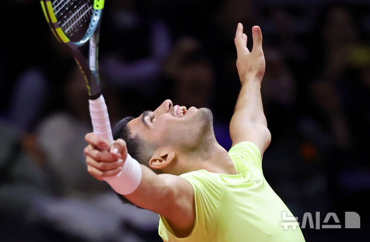 [인천=뉴시스] 홍효식 기자 = 카를로스 알카라스가 9일 오후 인천 중구 인스파이어 아레나에서 열린 '현대카드 슈퍼매치 14'에서 얀니크 신네르와 경기 도중 득점에 기뻐하고 있다. 2026.01.09. yesphoto@newsis.com