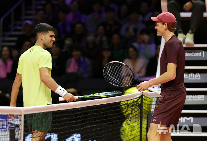 [인천=뉴시스] 홍효식 기자 = 얀니크 신네르(오른쪽)와 카를로스 알카라스가 9일 오후 인천 중구 인스파이어 아레나에서 열린 '현대카드 슈퍼매치 14' 경기에서 대화하고 있다. 2026.01.09. yesphoto@newsis.com