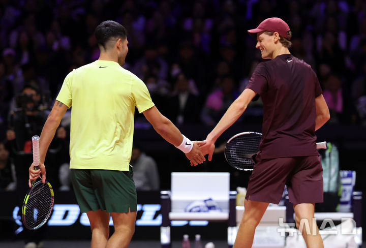 [인천=뉴시스] 홍효식 기자 = 얀니크 신네르(오른쪽)와 카를로스 알카라스가 9일 오후 인천 중구 인스파이어 아레나에서 열린 '현대카드 슈퍼매치 14' 경기에서 손뼉을 치고 있다. 2026.01.09. yesphoto@newsis.com