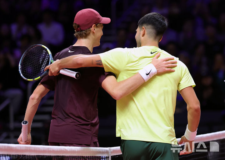 [인천=뉴시스] 홍효식 기자 = 얀니크 신네르(왼쪽)와 카를로스 알카라스가 9일 오후 인천 중구 인스파이어 아레나에서 열린 '현대카드 슈퍼매치 14' 경기를 마친 뒤 어깨동무하고 있다. 2026.01.09. yesphoto@newsis.com