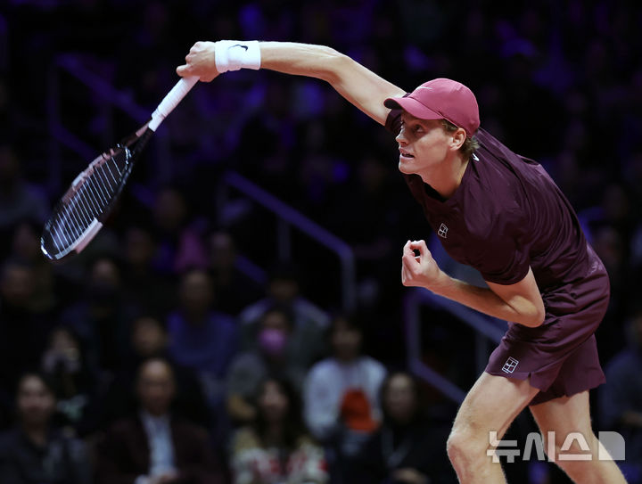 [인천=뉴시스] 홍효식 기자 = 얀니크 신네르가 9일 오후 인천 중구 인스파이어 아레나에서 열린 '현대카드 슈퍼매치 14'에서 카를로스 알카라스와 경기하고 있다. 2026.01.09. yesphoto@newsis.com