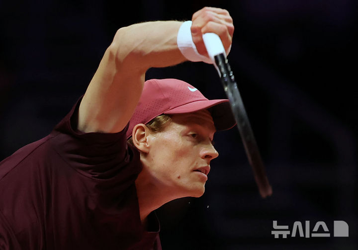 [인천=뉴시스] 홍효식 기자 = 얀니크 신네르가 9일 오후 인천 중구 인스파이어 아레나에서 열린 '현대카드 슈퍼매치 14'에서 카를로스 알카라스와 경기하고 있다. 2026.01.09. yesphoto@newsis.com