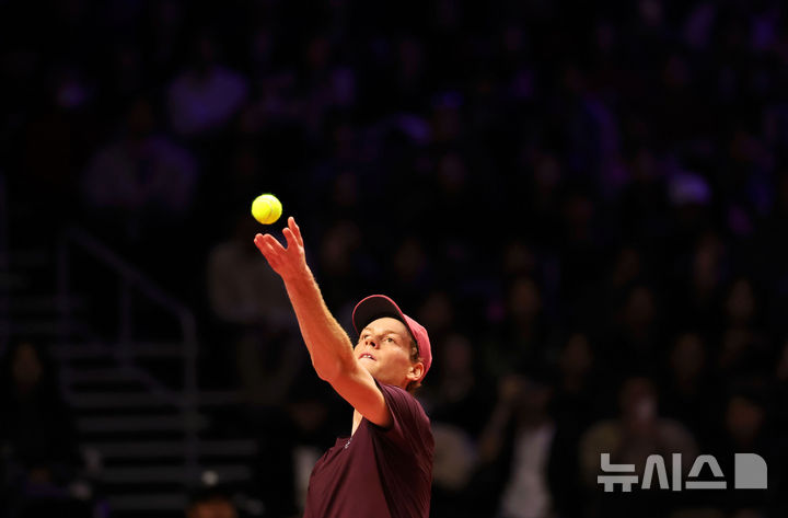 [인천=뉴시스] 홍효식 기자 = 얀니크 신네르가 9일 오후 인천 중구 인스파이어 아레나에서 열린 '현대카드 슈퍼매치 14'에서 카를로스 알카라스와 경기하고 있다. 2026.01.09. yesphoto@newsis.com