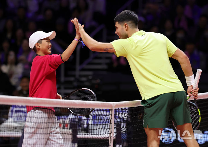 [인천=뉴시스] 홍효식 기자 = 카를로스 알카라스가 9일 오후 인천 중구 인스파이어 아레나에서 열린 '현대카드 슈퍼매치 14'에서 얀니크 신네르에게 라켓을 건네 받은 객석 어린 팬과 랠리를 마친 뒤 하이파이브 하고 있다. 2026.01.09. yesphoto@newsis.com