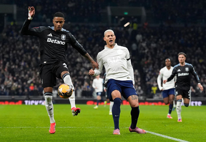 [런던=AP/뉴시스] 잉글랜드 프로축구 프리미어리그(EPL) 토트넘 홋스퍼의 히샤를리송, 아스톤 빌라와의 2025~2026시즌 잉글랜드축구협회(FA)컵 3라운드(64강) 경기 중 햄스트링(허벅지 뒤 근육) 부상. 2026.01.10.