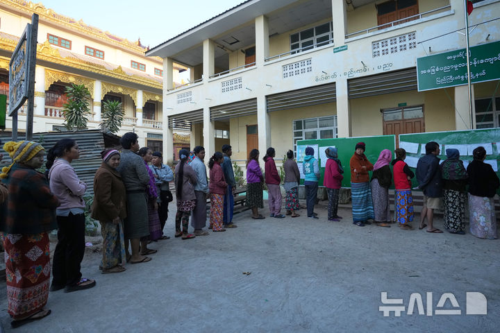 [AP/뉴시스] 미얀마 중부 만달레이에서 11일 총선 2차 순차투표가 실시돼 사람들이 줄을 서 있다 