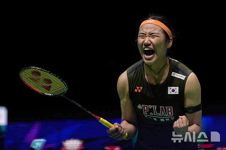 [쿠알라룸프르=AP/뉴시스] 황준선 기자 = 배드민턴 안세영이 11일 말레이시아 쿠알라룸푸르 아시아타 아레나에서 열린 2026 세계배드민턴연맹(BWF) 월드 투어 슈퍼 1000 말레이시아오픈 여자 단식 결승에서 왕즈이(중국)에게 게임 점수 2-0(21-15 24-22)으로 승리한 뒤 기뻐하고 있다. 2026.01.11. hwang@newsis.com