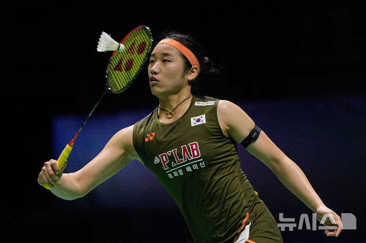 [쿠알라룸프르=AP/뉴시스] 황준선 기자 = 배드민턴 안세영이 11일 말레이시아 쿠알라룸푸르 아시아타 아레나에서 열린 2026 세계배드민턴연맹(BWF) 월드 투어 슈퍼 1000 말레이시아오픈 여자 단식 결승에서 왕즈이(중국)을 상대로 경기를 치르고 있다. 2026.01.11. hwang@newsis.com