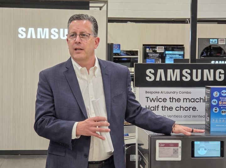 [라스베이거스=뉴시스]삼성전자 미국법인 CE부문 마이클 맥더못(Michael P.McDermott) 부사장이 미국 라스베이거스 베스트바이 매장에서 삼성전자 AI 가전에 대해 설명하고 있다. (사진 = 삼성전자) 2026.01.11. photo@newsis.com *재판매 및 DB 금지
