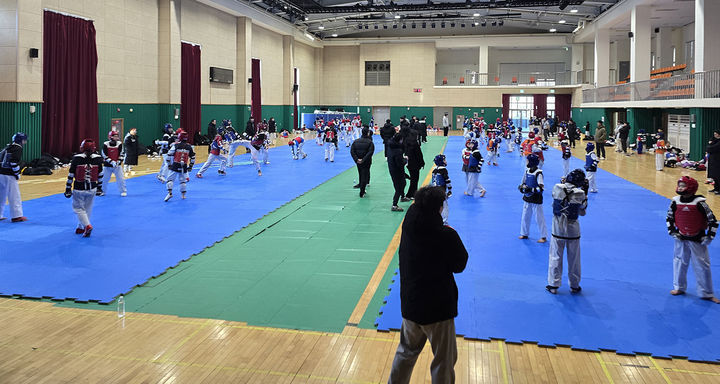 [정선=뉴시스] 지난 8일부터 정선군 사북청소년장학센터에서 열리고 있는 '와와 겨루기' 동계 전지훈련 모습. (사진=정선군 제공) 2026.01.11. photo@newsis.com *재판매 및 DB 금지