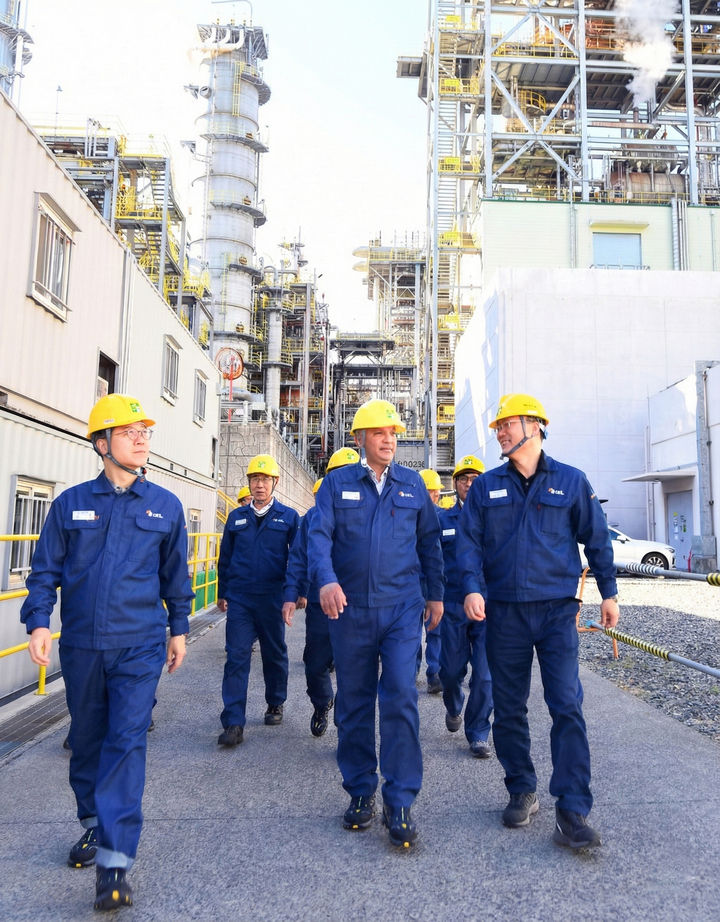 [서울=뉴시스] 에쓰오일(S-OIL)은 안와르 알 히즈아지 최고경영자(CEO)가 울산시 온산국가산업단지에 위치한 S-OIL 온산 공장을 방문했다고 11일 밝혔다.(사진=에쓰오일 제공). 2026.01.11. photo@newsis.com *재판매 및 DB 금지