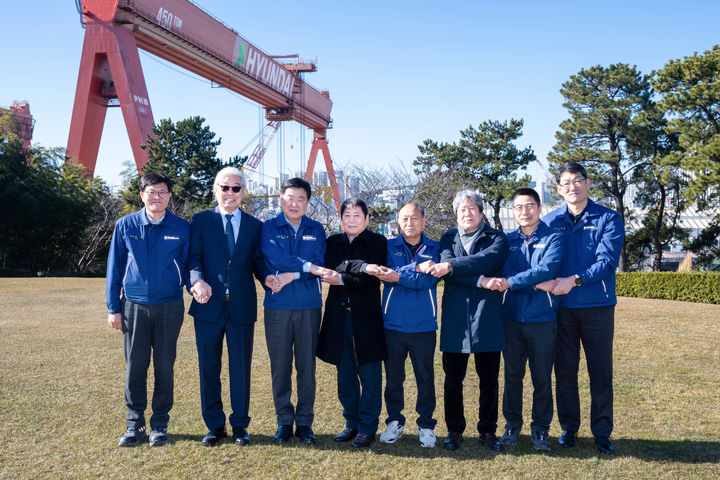 [서울=뉴시스] 권오갑 HD현대 명예회장이 울산 HD현대중공업 영빈관에서 전임 노조 지부장들과 상생 오찬을 가졌다. 사진은 왼쪽 두 번째부터 정병모 20대 노조 지부장, 권오갑 명예회장, 백형록 21대 노조 지부장, 박근태 22대 노조 지부장, 조경근 23대 노조 지부장, 정병천 24대 노조 지부장.(사진=HD현대 제공). 2026.01.11. photo@newsis.com *재판매 및 DB 금지