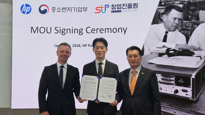 [서울=뉴시스]노용석(가운데) 중소벤처기업부 제1차관과 HP 관계자들.(사진=중소벤처기업부 제공) 2026.01.11. photo@newsis.com *재판매 및 DB 금지