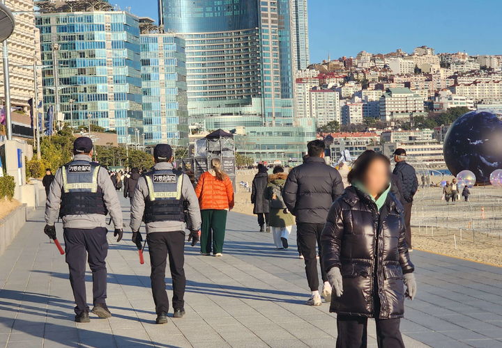 [부산=뉴시스] 부산경찰 순찰 활동. (사진=부산경찰청 제공) 2026.01.11. photo@newsis.com *재판매 및 DB 금지