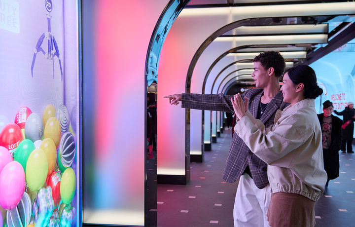 [서울=뉴시스] 서울 중구 롯데면세점 명동본점 스타에비뉴 ‘체험존’에서 외국인 관광객이 체험을 하고 있는 모습.(사진=롯데면세점 제공) *재판매 및 DB 금지