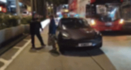 [뉴시스] 홍콩의 한 도로에서 난동을 부리는 러시아 여성의 모습. (영상=SNS) 2026.1.11 *재판매 및 DB 금지