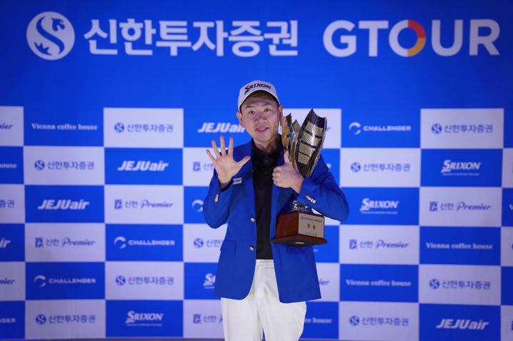 [서울=뉴시스] 신한투자증권 G투어 1차 대회 우승한 이성훈. (사진=골프존 제공). 2026.01.11. *재판매 및 DB 금지