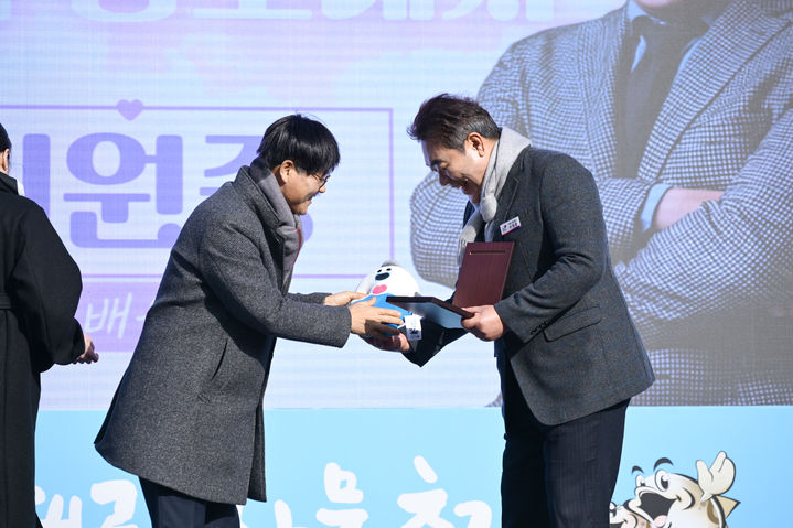 [거제=뉴시스] 경남 거제시는 지난 10일 장목면 외포항 일원에서 열린 제18회 거제 대구 수산물 축제 개막식에서 배우 이원종 씨를 거제시 홍보대사로 위촉했다. 변광용 거제시장(왼쪽)이 위촉장을 전달하고 있다. (사진=거제시 제공) 2026.01.11. photo@newsis.com *재판매 및 DB 금지