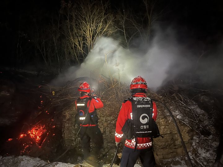 [의성=뉴시스] 지난 10일 발생한 경북 의성산불 현장에서 산림청 산불진화대원이 밤새 잔불정리를 하고 있다.(사진=산림청 제공) *재판매 및 DB 금지