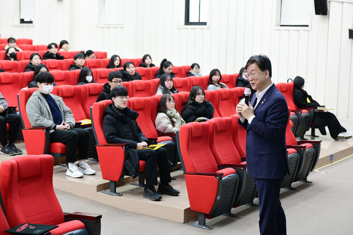 [안산=뉴시스] 이민근 경기 안산시장이 2025년 3월4일 청년인턴 오리엔테이션에서 참여자들에게 인사말을 하고 있다. (사진=뉴시스 DB). photo@newsis.com *재판매 및 DB 금지
