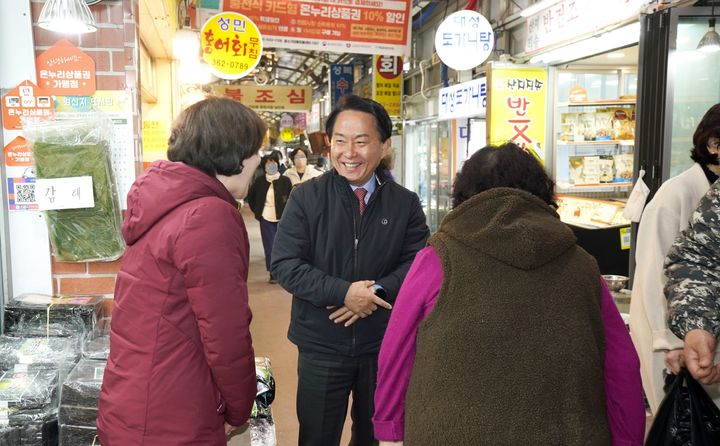 [서울=뉴시스] 서대문구 천연동에 소재한 독립문영천시장이 최근 중소벤처기업부가 주관한 ‘문화관광형시장 육성사업’ 공모에서 선정됐다. 사진은 이성헌 구청장이 이곳 시장을 찾아 상인들과 대화하는 모습. 2026.01.11. (사진=서대문구 제공) *재판매 및 DB 금지