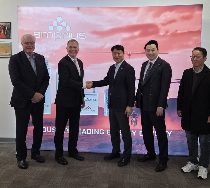 [대전=뉴시스] 최성아 대전시 정무경제과학부시장이 미국 리튬이온 배터리 개발 업체인 앰프리우스와 혁력을 강화하기로 한 후 업체 관계자와 악수하고 있다. (사진=대전시 제공) 2026.01.11. photo@newsis.com *재판매 및 DB 금지