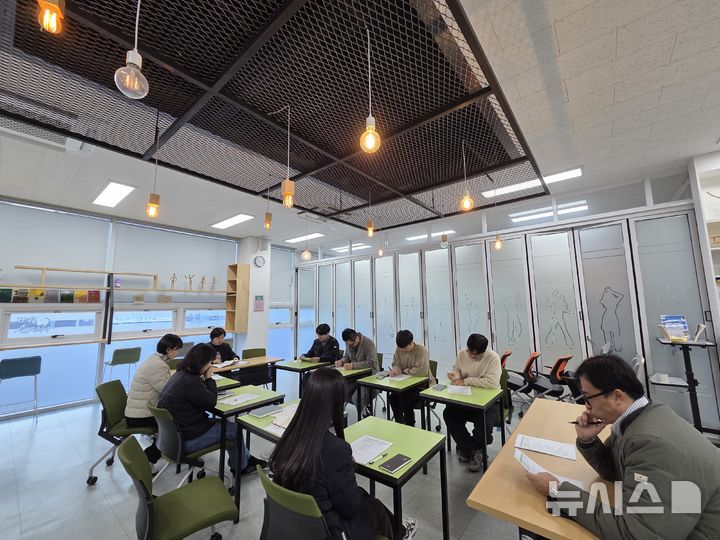 [시흥=뉴시스] 경기 시흥시 대야동 주민센터가 겨울철 대설·한파 등 자연 재난 대비 교육을 진행하고 있다. (사진=시흥시 제공) 2026.01.11. photo@newsis.com