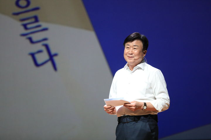 [여수=뉴시스] 북콘서트 하는 정기명 전남 여수시장. (사진=정기명 시장 제공) 2026.01.11. photo@newsis.com *재판매 및 DB 금지