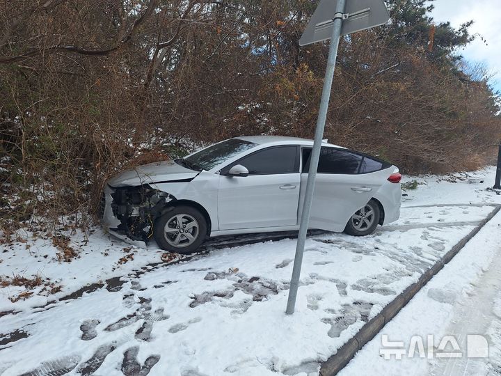 [서귀포=뉴시스] 11일 제주 서귀포시 안덕면 인근 도로에서 발생한 눈길 차량 4중 추돌사고 여파로 승용차 한 대가 갓길에 미끄러져 있다. (사진=제주도소방안전본부 제공) 2026.01.11. photo@newsis.com *재판매 및 DB 금지