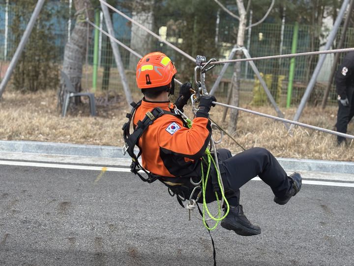 [대구=뉴시스] 대구강북소방서는 신규임용과정 소방공무원의 현장 대응 역량 강화를 위한 실습교육을 실시했다. (사진=대구강북소방서 제공) 2026.01.11. photo@newsis.com *재판매 및 DB 금지