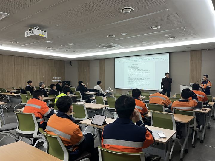 [울산=뉴시스] 울산소방본부는 고려아연㈜ 온산제련소를 대상으로 소방안전관리 시스템 고도화를 위한 전문가 상담을 해 안전강화 방안을 마련했다고 12일 밝혔다. (사진= 울산소방 제공) 2025.01.12.photo@newsis.com *재판매 및 DB 금지