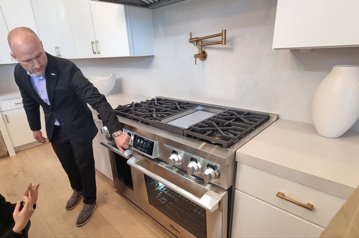 [라스베이거스=뉴시스]이지용 기자 = LG전자 미국 법인 직원이 LG전자 SKS 모델 하우스에서 오븐을 소개하고 있다. 2026.01.07. leejy5223@newsis.com *재판매 및 DB 금지