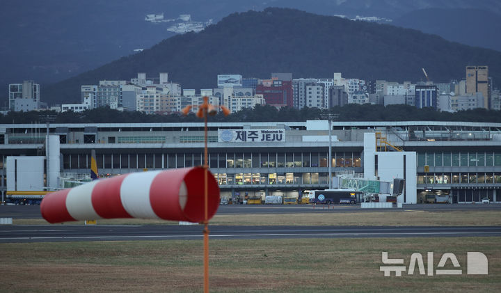 [제주=뉴시스] 우장호 기자 = 강풍특보가 발효된 11일 오전 제주국제공항 활주로에서 항공기가 강한 바람을 뚦고 이륙하고 있다. 기상청에 따르면 제주도는 12일 새벽까지 바람이 초속 20m(산지 25m) 이상으로 강하게 불어 항공기 운항에 차질이 예상된다. 2026.01.11. woo1223@newsis.com