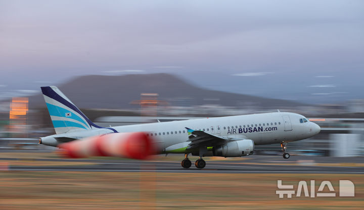[제주=뉴시스] 우장호 기자 = 강풍특보가 발효된 11일 오전 제주국제공항 활주로에서 항공기들이 강한 바람을 뚦고 무사히 착륙하고 있다.기상청에 따르면 제주도는 12일 새벽까지 바람이 초속 20m(산지 25m) 이상으로 강하게 불어 항공기 운항에 차질이 예상된다. 2026.01.11. woo1223@newsis.com